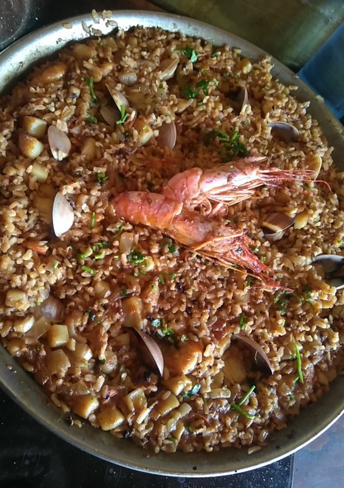 Una foto de Rossejat (arroz con sepia y gambones)