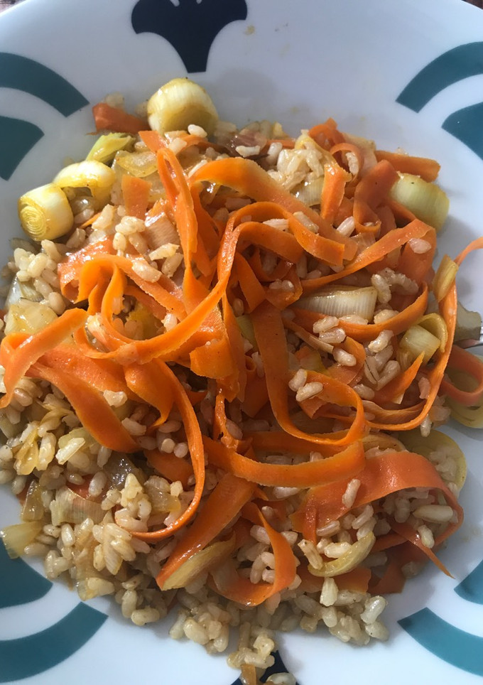 Una foto de • Arroz integral con zanahoria y puerro •