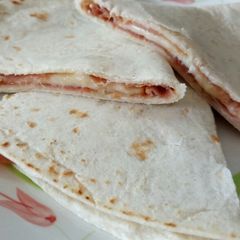 A picture of Piadina scamorza e prosciutto.