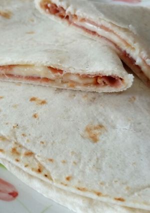 A picture of Piadina scamorza e prosciutto.