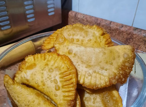 Una foto de Empanadas de queso en máquina de pan
