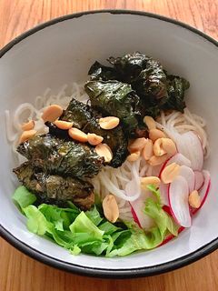 Hình của món Bún Trộn Bò Cuốn Lá Lốt Xiên Que Nướng.