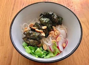 Hình của món Bún Trộn Bò Cuốn Lá Lốt Xiên Que Nướng.