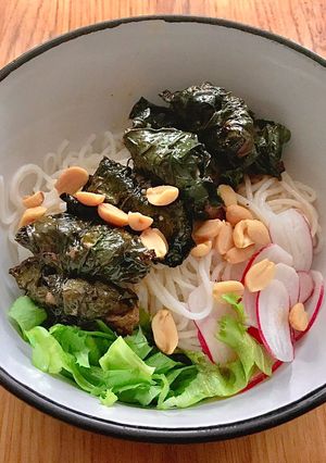 Hình của món Bún Trộn Bò Cuốn Lá Lốt Xiên Que Nướng.