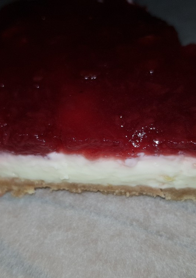 Una foto de Tarta de queso con galletas y mermelada de 🍓