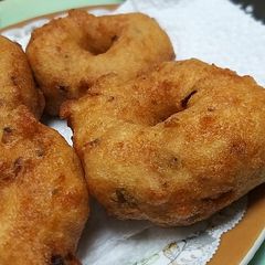 A picture of Medu Vada (Urad Daal Vada).