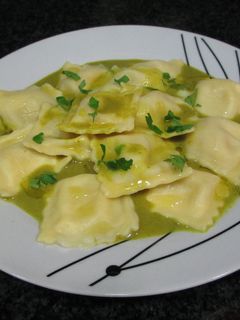 Una foto de Raviolis 4 quesos bañados en salsa verde