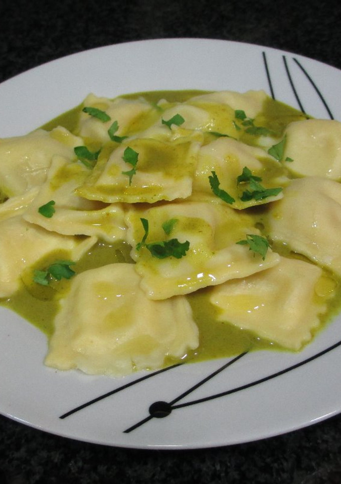 Una foto de Raviolis 4 quesos bañados en salsa verde