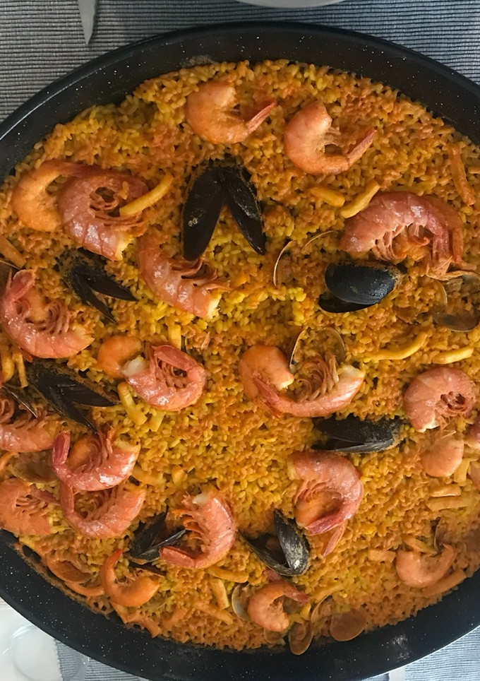 Una foto de Paella de marisco
