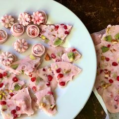 Frozen Fruit yogurt bark 🥝🍓🥥 A picture of Frozen Fruit yogurt bark 🥝🍓🥥.