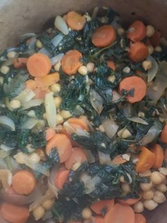 Una foto de Espinacas con garbanzos y zanahoria