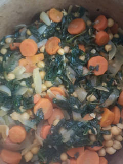Una foto de Espinacas con garbanzos y zanahoria