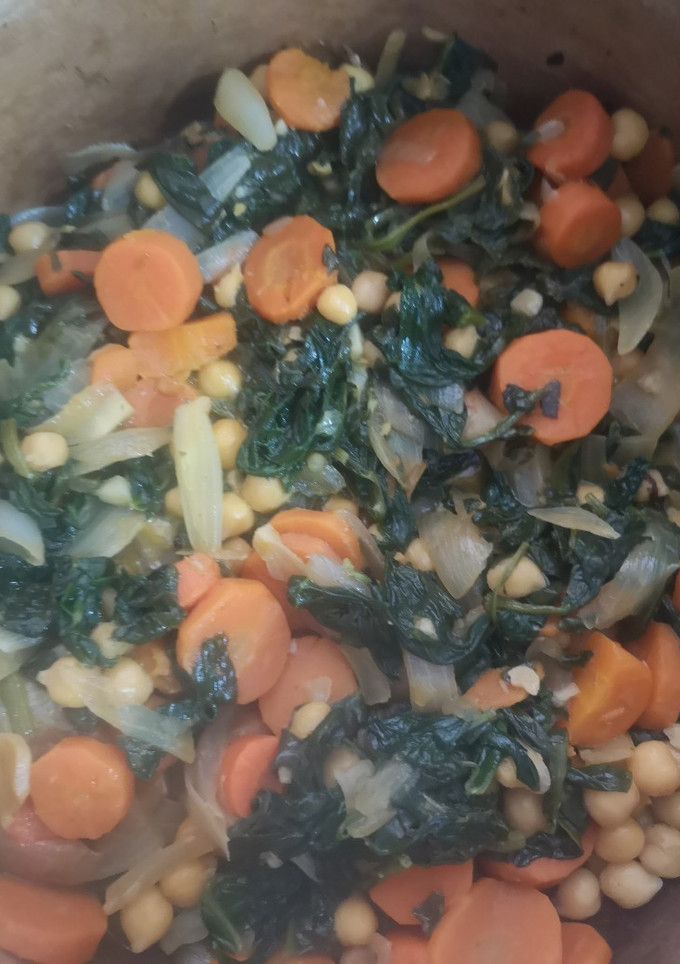 Una foto de Espinacas con garbanzos y zanahoria