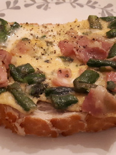 Una foto de Tostada con tortilla de espárragos y bacon
