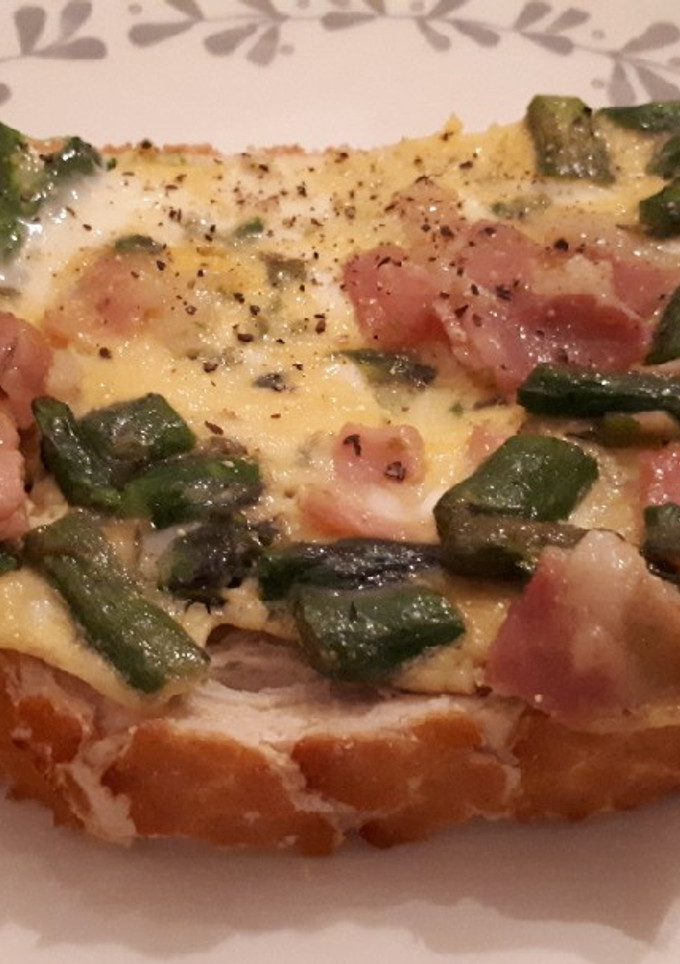 Una foto de Tostada con tortilla de espárragos y bacon