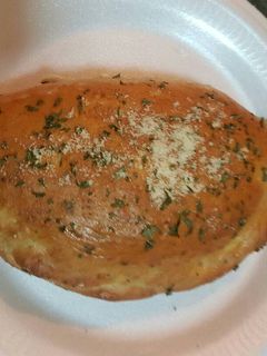 Una foto de Calzones de pollo con champiñones y maíz