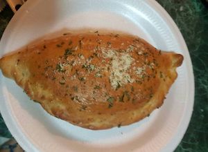Una foto de Calzones de pollo con champiñones y maíz