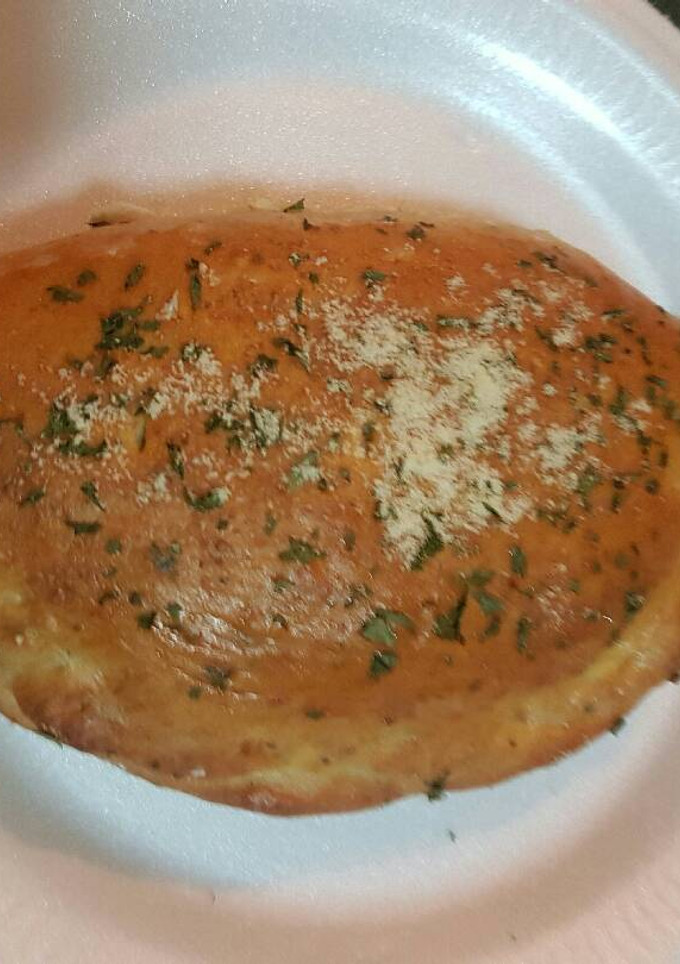 Una foto de Calzones de pollo con champiñones y maíz