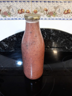 Una foto de Zumo de sandía y plátano con semillas de amapola