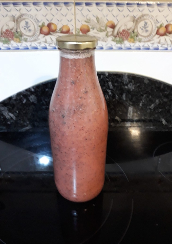Una foto de Zumo de sandía y plátano con semillas de amapola