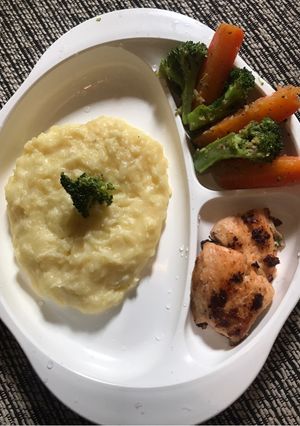 Foto resep Mpasi 13 bulan.Mash potato with grilled salmon and vegie