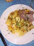 Colita cuadril con papas y maíz en wok