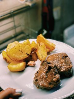 Una foto de Lomo a la Cacerola con Cuña de Papas al Horno