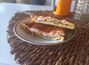 Una foto de Tostado de jamón y queso sin harina