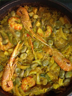 Una foto de Arroz seco de marisco, alcachofas, habas y ajetes