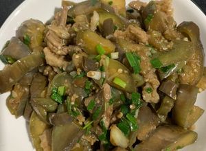 Hình của món Thịt Ba chỉ xào cà tím.