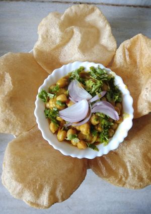 छोले पूरी (Chole puri recipe in hindi) रेसिपी मुख्य फोटो