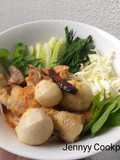 ขนมจีนน้ำยากระชาย ตีน ตับ กึ๋นไก่ ลูกชิ้นปลา