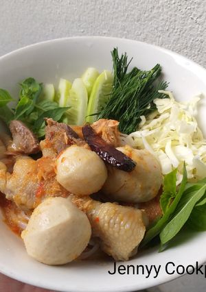รูปของ ขนมจีนน้ำยากระชาย ตีน ตับ กึ๋นไก่ ลูกชิ้นปลา