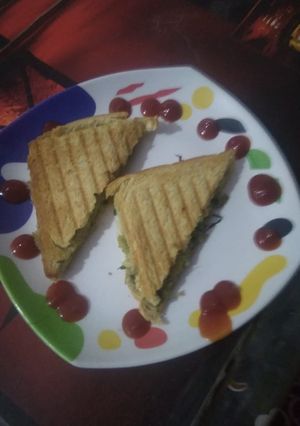 ચીઝ ઓનિયન ચીલી સેન્ડવિચ (Cheese Onion Chilly Sandwich Recipe in Gujarati) રેસીપી મુખ્ય ફોટો