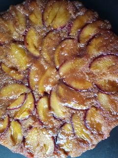 Fordított karamellás-szilvás süti recept fotója