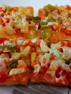 ब्रेड पिझ्झा (bread pizza recipe in marathi) रेसिपी चे मुख्य फोटो