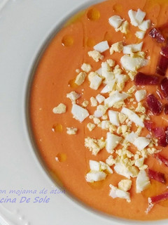Una foto de Salmorejo con mojama de atún