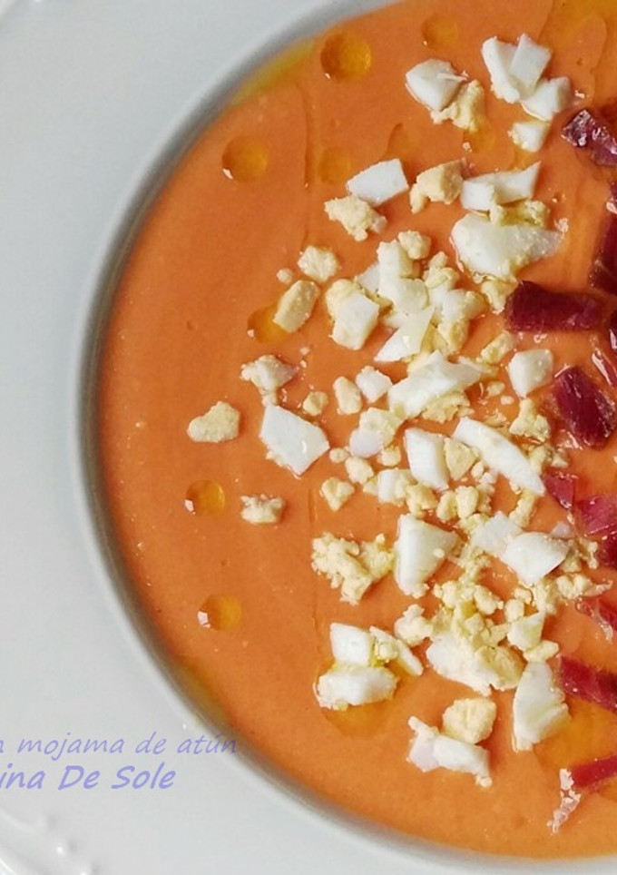 Una foto de Salmorejo con mojama de atún