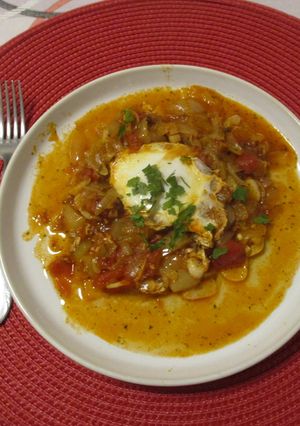 Fűszeres algériai shakshuka 🇩🇿 buggyantott tojással 🥚🍅 recept fotója