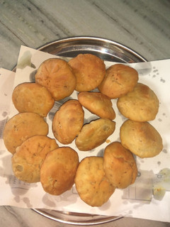 ડ્રાય કચોરી(dry kachori recipe in Gujarati) રેસીપી મુખ્ય ફોટો