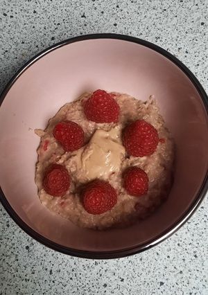 Une photo de Porridge crémeux au beurre de cacahuètes et framboise