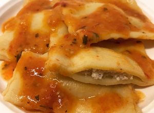 Foto di Ravioli ripieni di gamberi e ricotta con sughetto di pomodorini freschi
