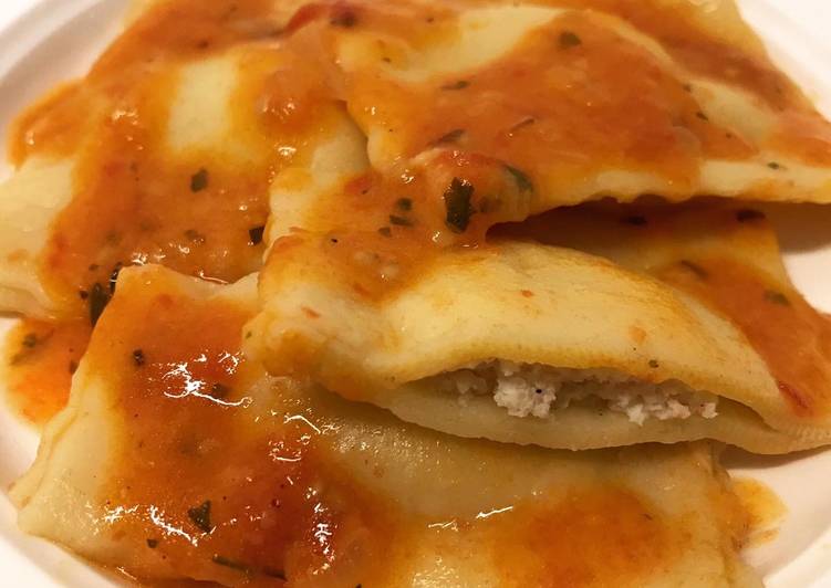 Ravioli ripieni di gamberi e ricotta con sughetto di pomodorini freschi