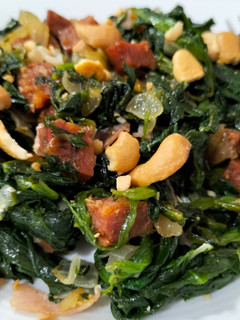 Una foto de Salteado de espinacas con chorizo y bacon