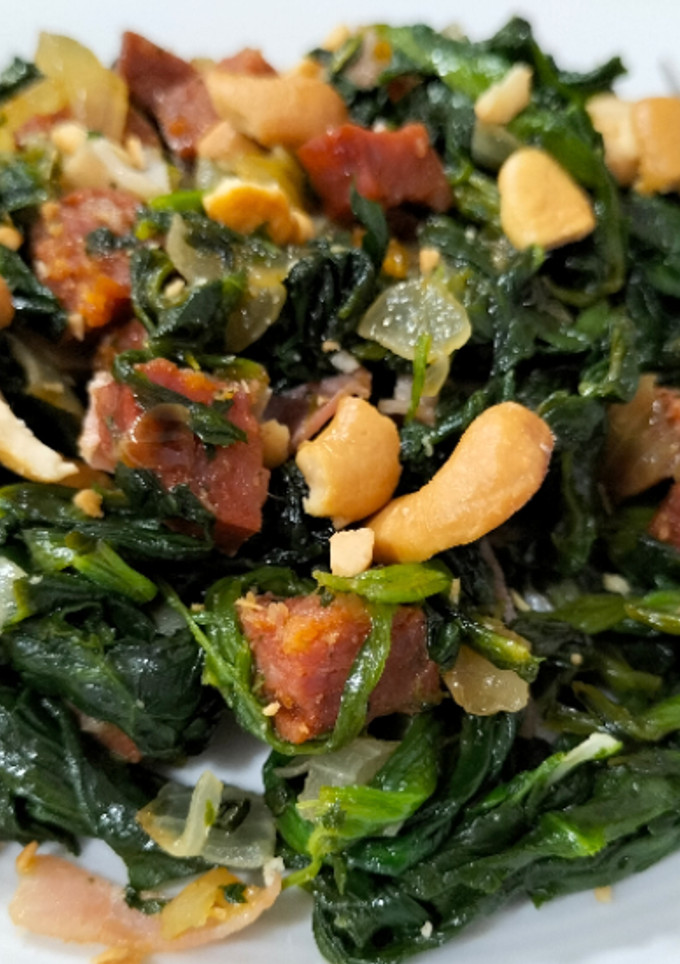 Una foto de Salteado de espinacas con chorizo y bacon