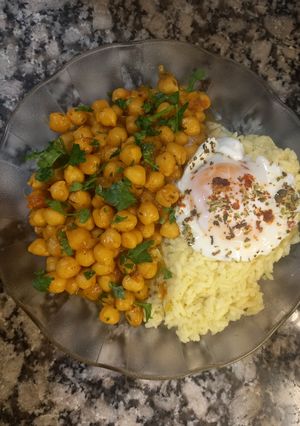 Una foto de Curry de Garbanzos con Arroz Saborizado y Huevo al Micro
