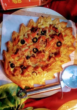 A picture of Leaf shape pizza 🇮🇹.