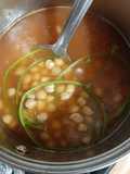 Sopa de garbanzo sazonada con tallos de cilantro