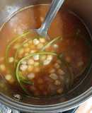 Sopa de garbanzo sazonada con tallos de cilantro