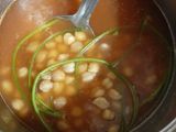 Sopa de garbanzo sazonada con tallos de cilantro